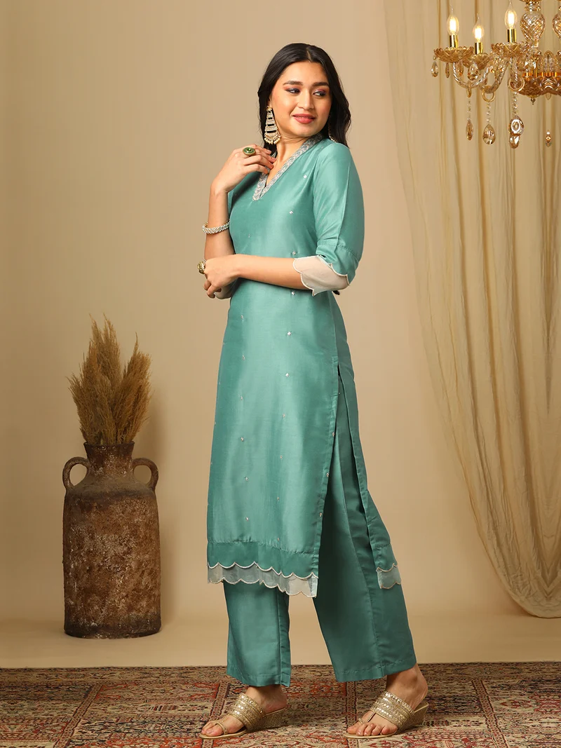 globus Women Green Floral Embroidered Straight Kurta With Trousers