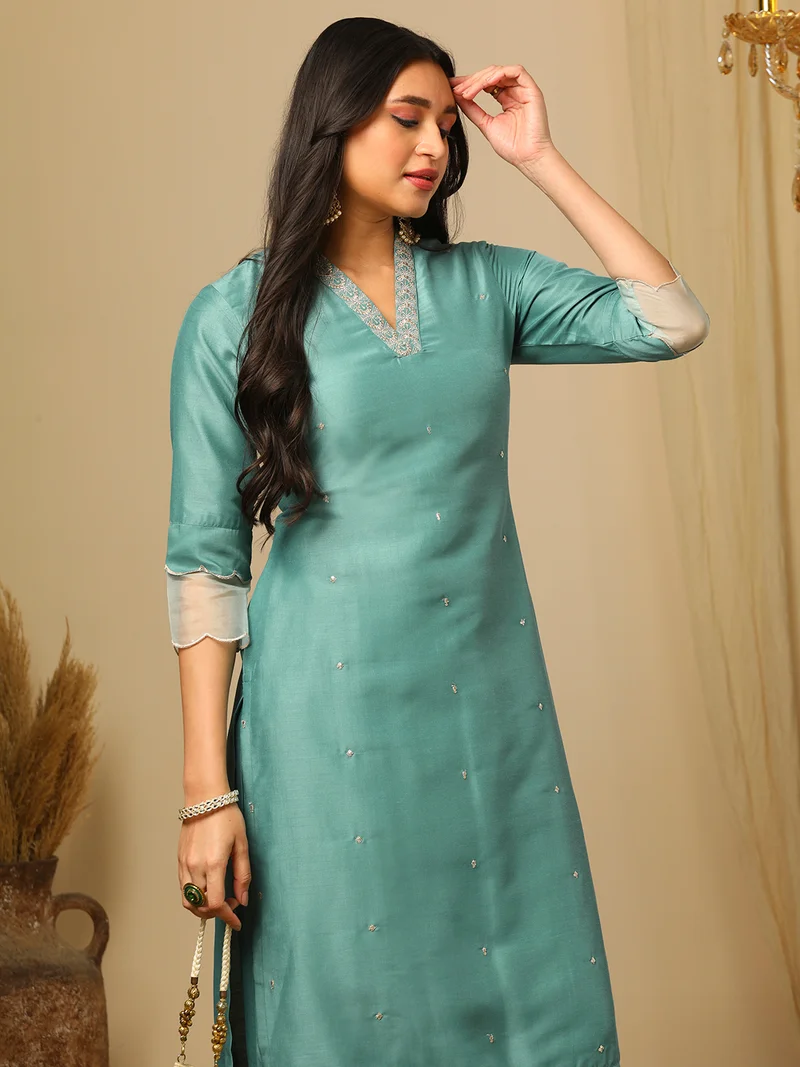globus Women Green Floral Embroidered Straight Kurta With Trousers