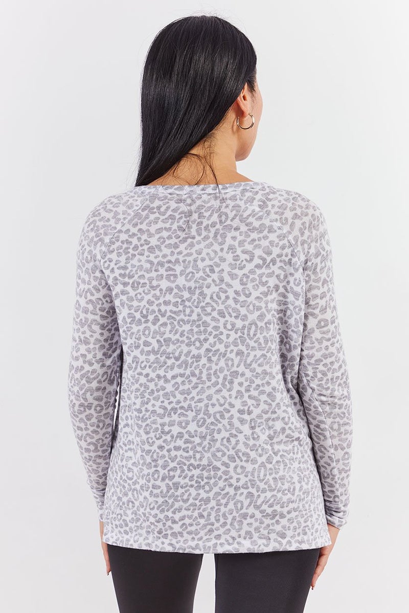 UNDIZ Women Long Sleeve Allover Print Pajama Top, Grey and White - Image 4