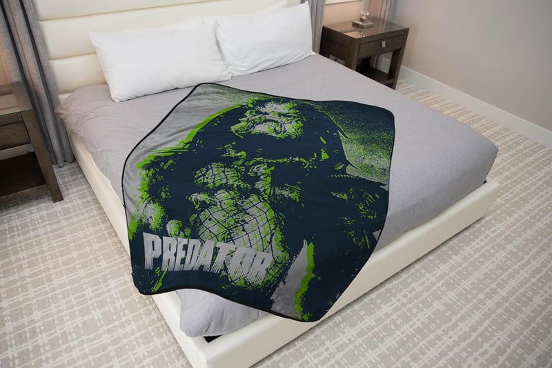 Jay Franco Kids Plush Throw Blanket – Soft & Cozy Fleece Throw for Bedroom & Couch Décor, Official Licensed Product, Multi - Alien vs. Predator, 46x60 - Throw Blanket - Image 4
