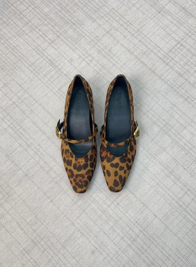 تايك تو حذاء بحزام وإبزيم معدني بطبعة جلد الفهد