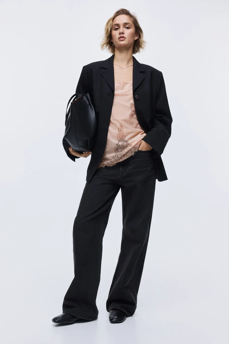 اتش اند ام بلوزة بحمالات كتف رفيعة وحواف دانتيل