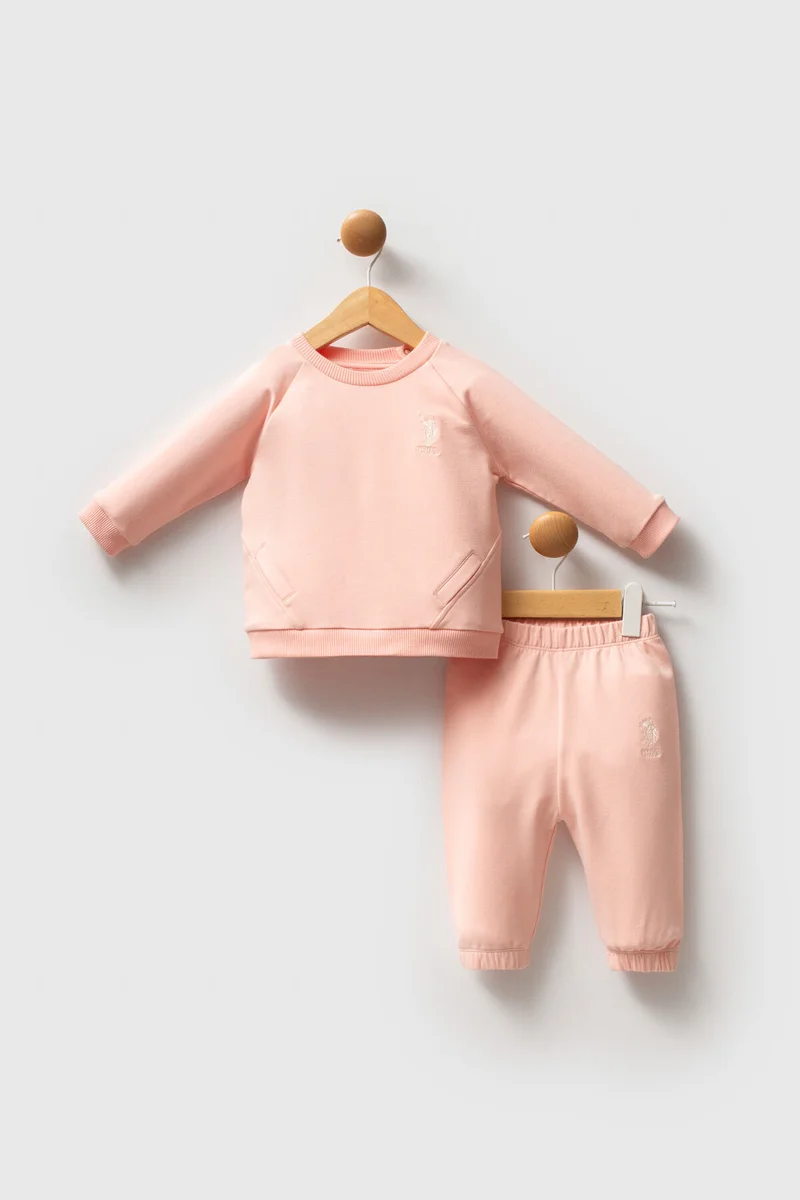 يو اس بولو اسن طقم بناتي من قطعتين، لون سلمون فاتح، من جمعية يو إس بولو