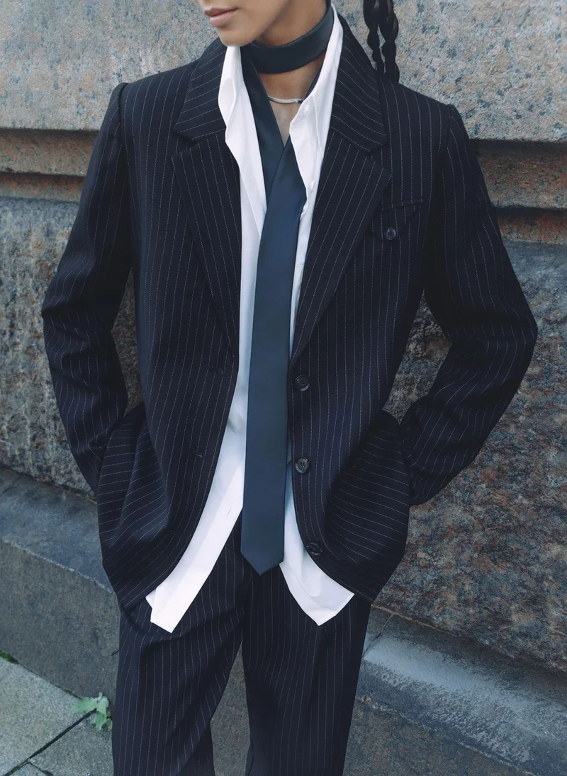 ليتشي سترة أحادية الصدر مع خطوط رفيعة