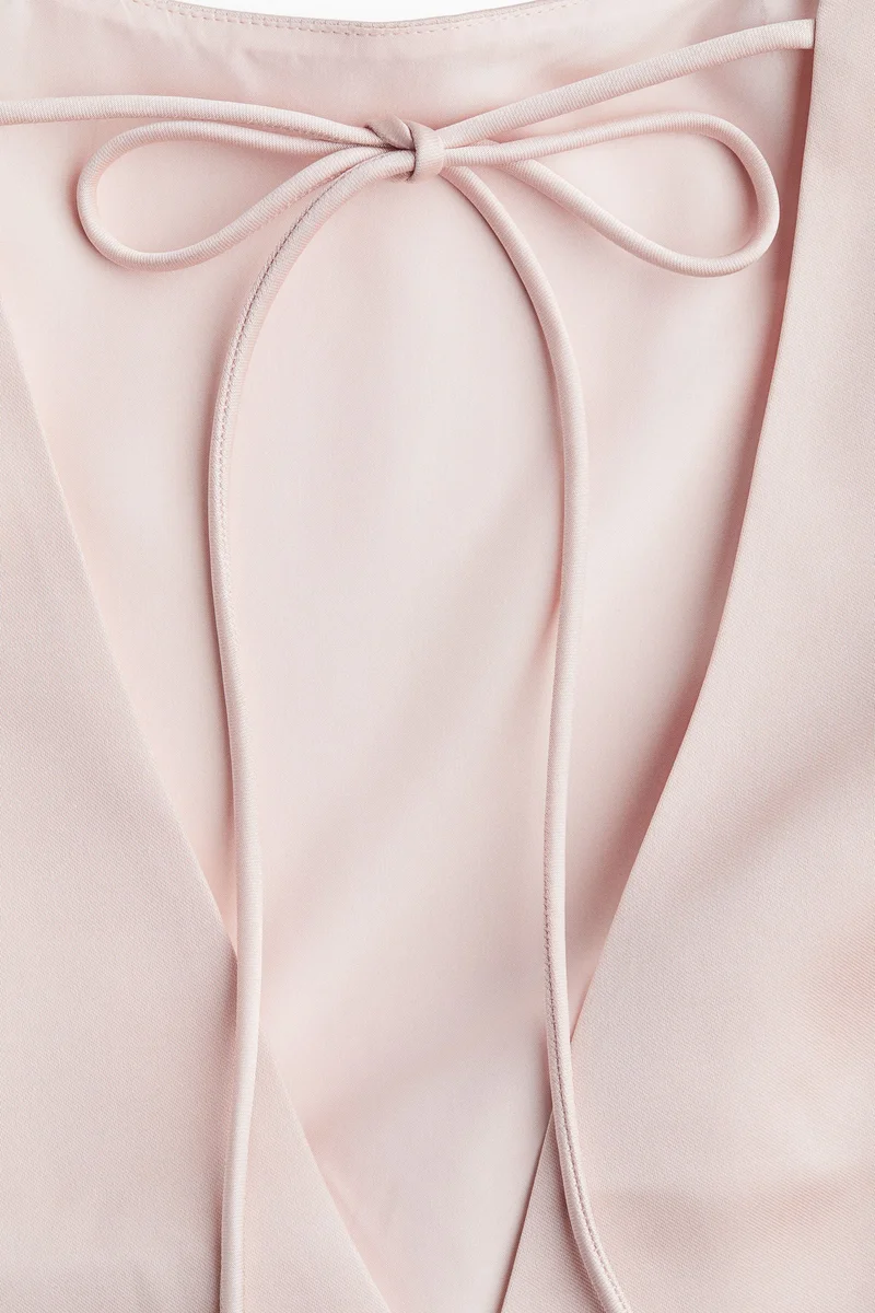 اتش اند ام فستان من الساتان بقصّة ظهر عميقة