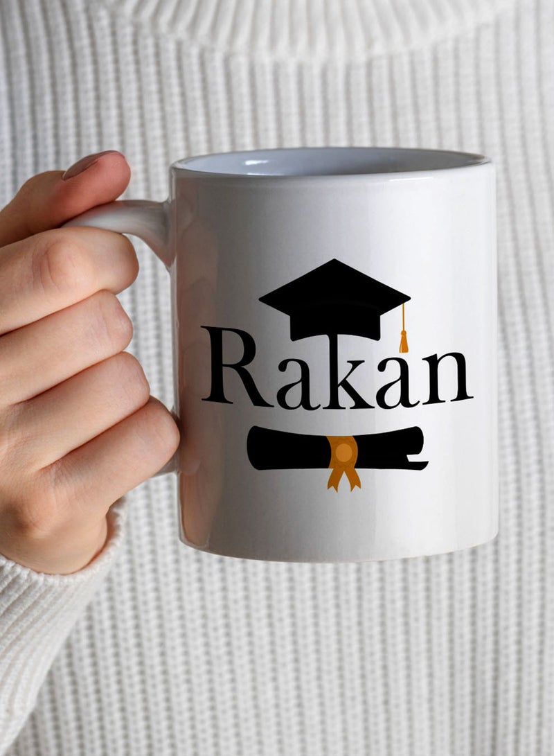 لوحة كوب ١١ أونصة من السيراميك للاحتفال بالتخرج قابل للتخصيص باسم الخريج وتصميم كاب التخرج مع شهادة - Image 4