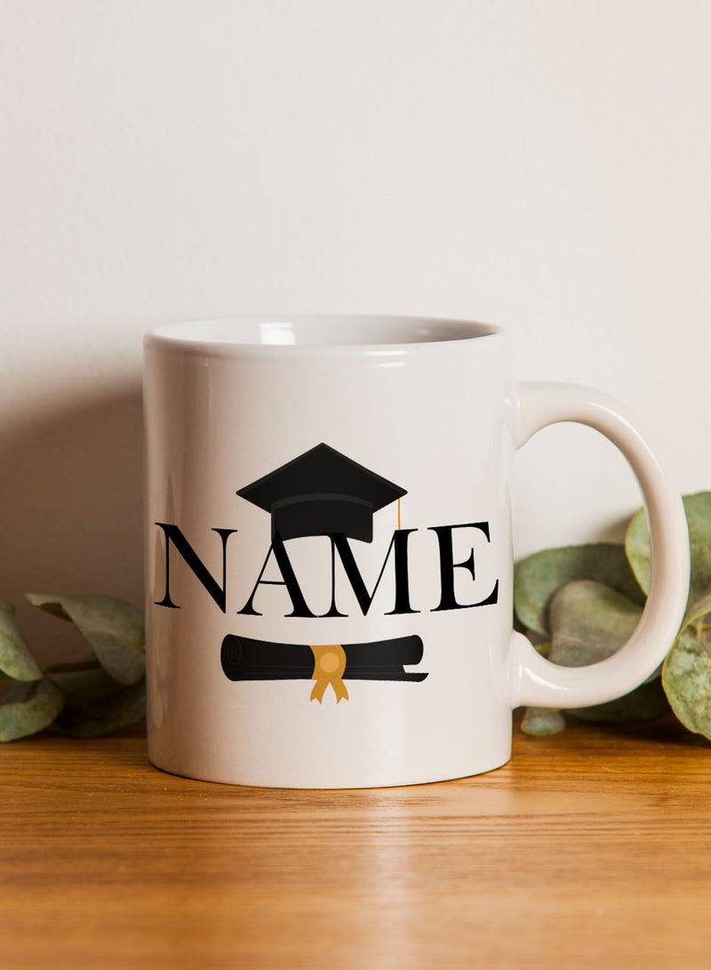 لوحة كوب ١١ أونصة من السيراميك للاحتفال بالتخرج قابل للتخصيص باسم الخريج وتصميم كاب التخرج مع شهادة - Image 3