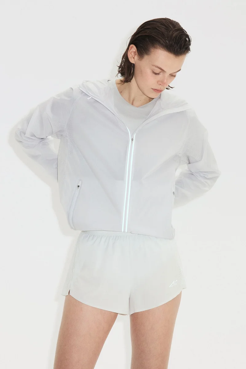 Loose Fit Lightweight running jacket with DryMove™