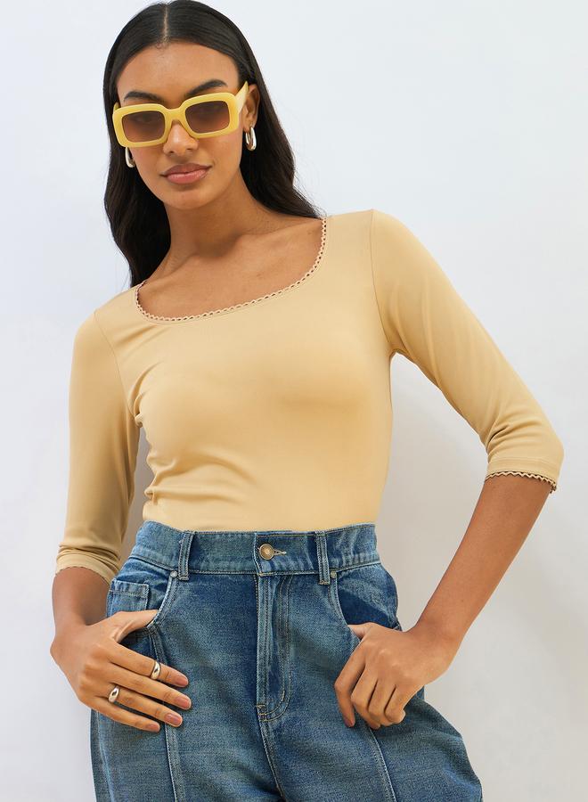 ساسافراس بلوزة قصيرة من الساسافراس باللون البيج مع تفاصيل دانتيل محبوكة - Image 1