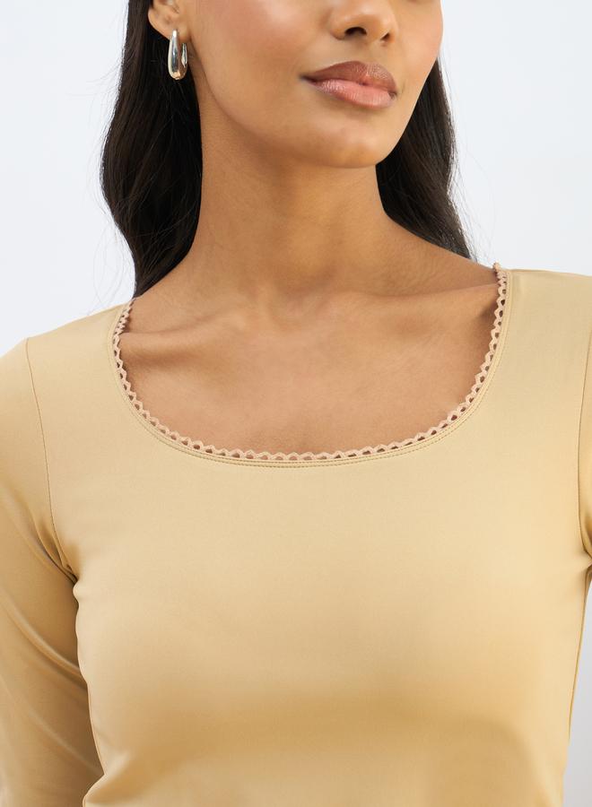 ساسافراس بلوزة قصيرة من الساسافراس باللون البيج مع تفاصيل دانتيل محبوكة - Image 4