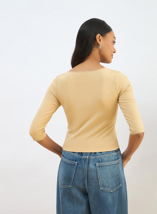 ساسافراس بلوزة قصيرة من الساسافراس باللون البيج مع تفاصيل دانتيل محبوكة - Image 5