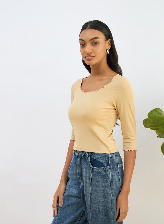 ساسافراس بلوزة قصيرة من الساسافراس باللون البيج مع تفاصيل دانتيل محبوكة - Image 3