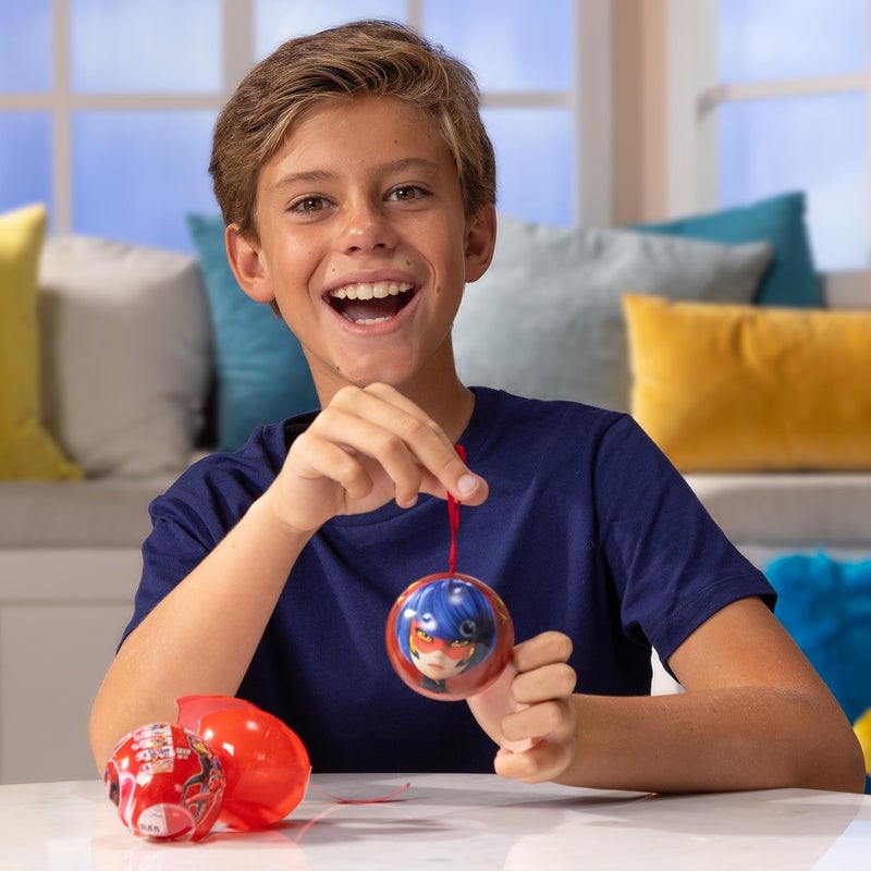 Miraculous كرات ميرا المعجزة من ليدي باج، 3 في 1 مفاجأة، عبوة واحدة، ألعاب صندوق عمياء للأطفال - شخصيات قابلة للجمع من البرامج التلفزيونية - كرة معدنية، دمية كوامي، ملصقات، شريط أبيض - اجمعها جميعًا - Image 5