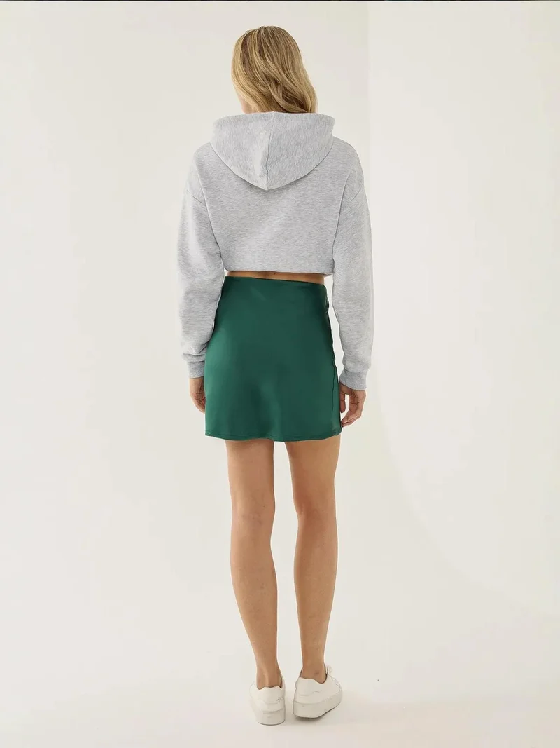 زوبعة تنورة ساتان سادة قصيرة