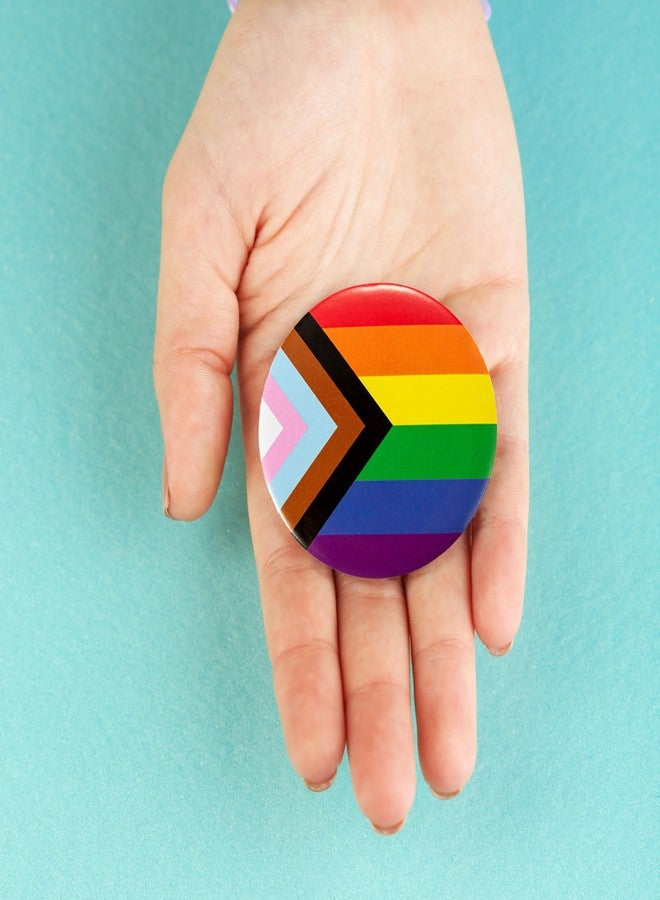 فوندريزينغ فور أ كوز جمع التبرعات لقضية نبيلة | دبوس زر علم قوس قزح للفخر من دانيال كوازار - دبوس زر دائري بألوان قوس قزح للفخر بمجتمع الميم (دبوس واحد) - Image 4