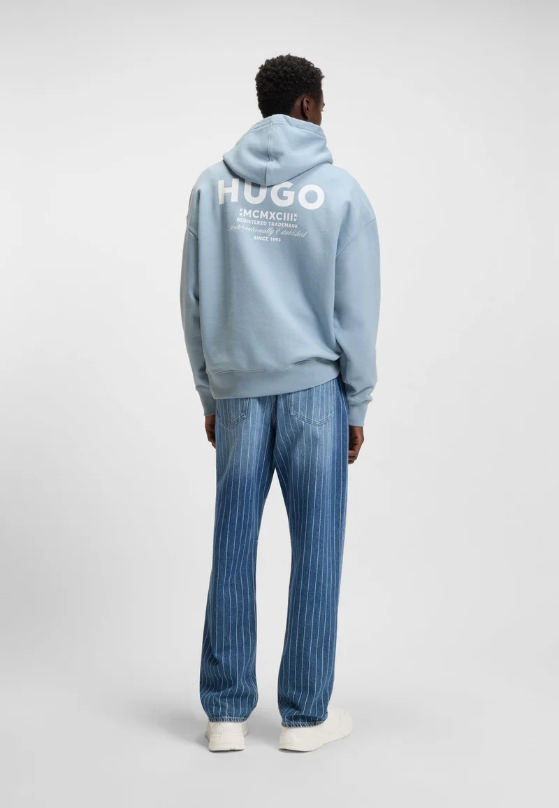 هوجو هودي فضفاض من القطن تيري بتفاصيل شعار