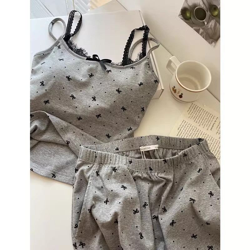 طقم بيجامة نسائي صيفي من الدانتيل مع قميص قصير وشورت - Image 3