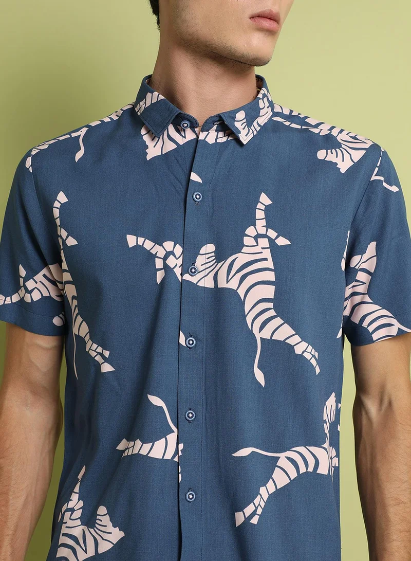 Campus Sutra Campus Sutra Men's Blue Contrast Zebra Shirt For Casual Wear | Spread Collar | Short Sleeve | Button Closure | Rayon Shirt Crafted With Comfort Fit For Everyday Wear