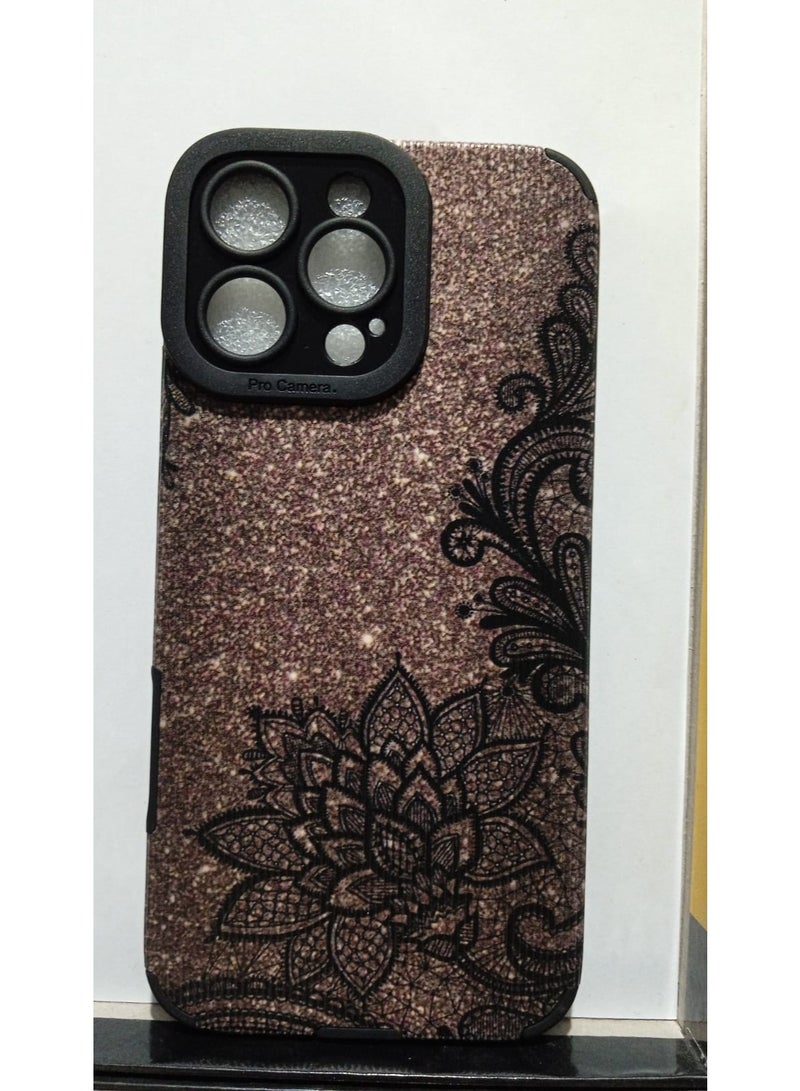 جراب ايفون يتميز بخلفية براقة تلمع تحت الضوء، مزينة برسومات "ماندالا" أو زهور الدانتيل باللون الأسود، مما يعطيه مظهراً فاخراً وعصرياً متوافق مع ايفون 16 بروماكس