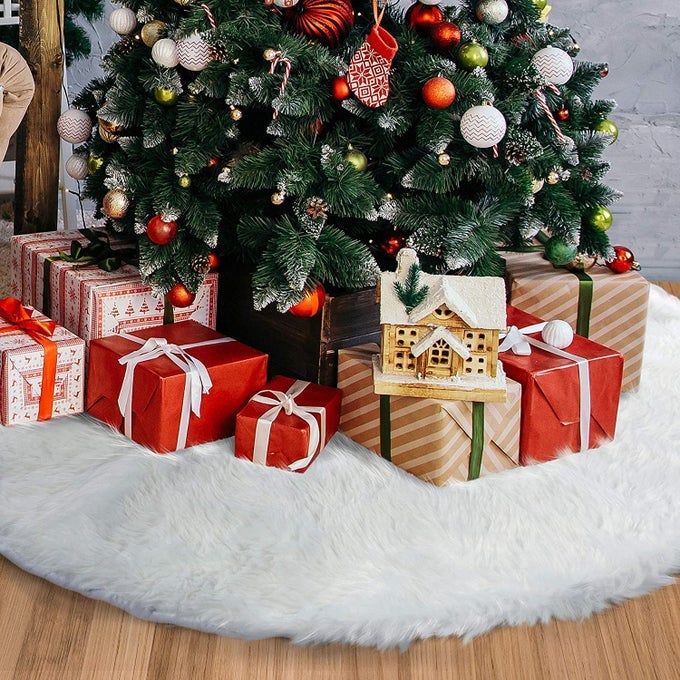 Christmas Tree Skirt 48 inches White Luxury Soft Faux Fur Tree Skirt Large Christmas Tree Skirts Pets Favors for Xmas Tree Decorations and Ornaments Fluffy Long Fur