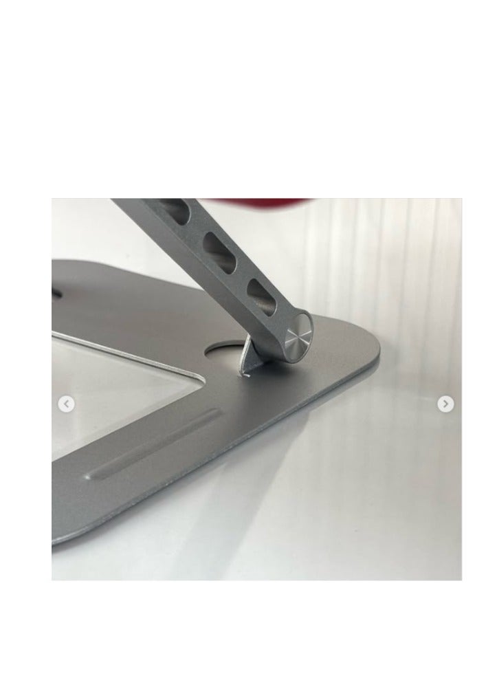 🔥 ستقف اللابتوب والآيباد العملاق – كل ما تسعى إليه هو حامل واحد! • 🏗️ متين وقوي – مصنوع من الكربون المقاوم للصدأ • 🛋️ يستخدم في أي مكان – Bebe Bebe، على الاختفاء، أو بأي مكان يناسبك • 🔄 قابل لتعديل الارتفاع – راحة دائمة لأي وضعية جلوس • 🔒 وسائد سيليكون مقاومة للانزلاق – حماية تامة لك • 💻 متوافق مع جميع اللابتوبات – من 10 إلى 17 إنج - Image 5