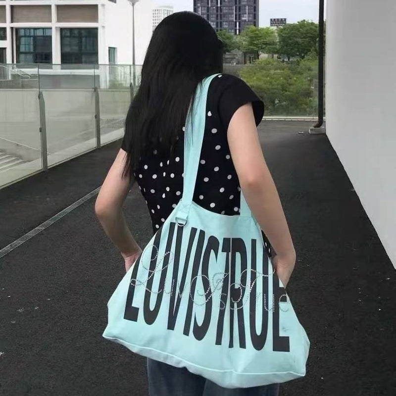 حقيبة كتف قماشية كبيرة بسعة عالية من LUV IS TRUE مع أحرف مرصعة - Image 2