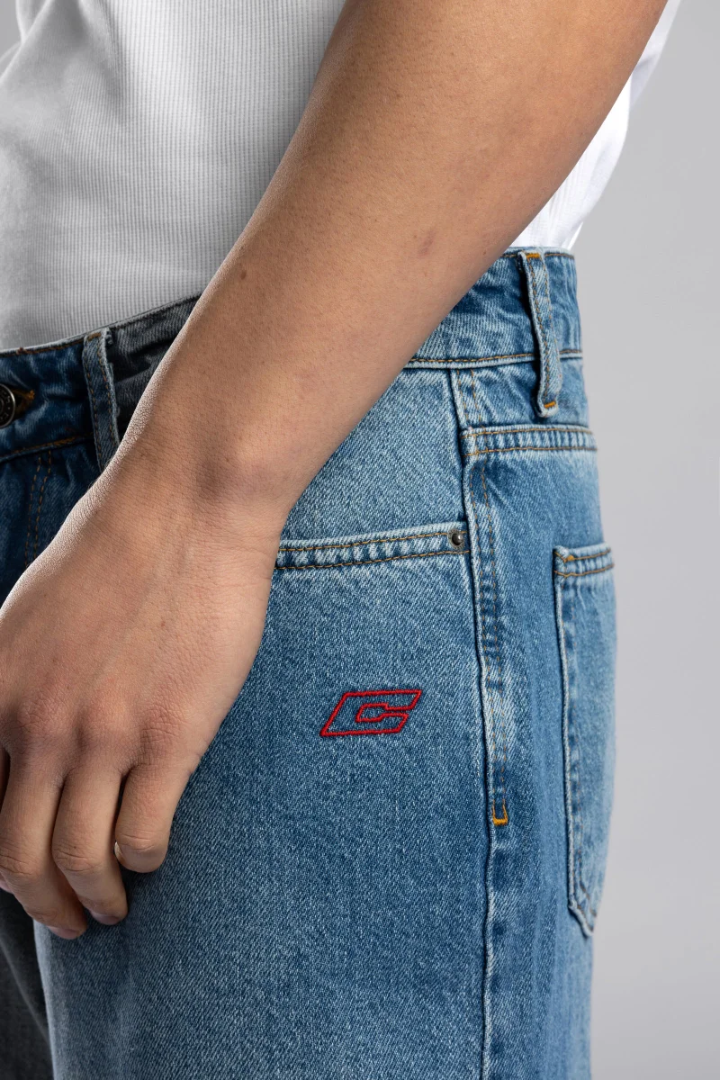 كاتش بنطلون جينز فضفاض بتفاصيل مطرزة