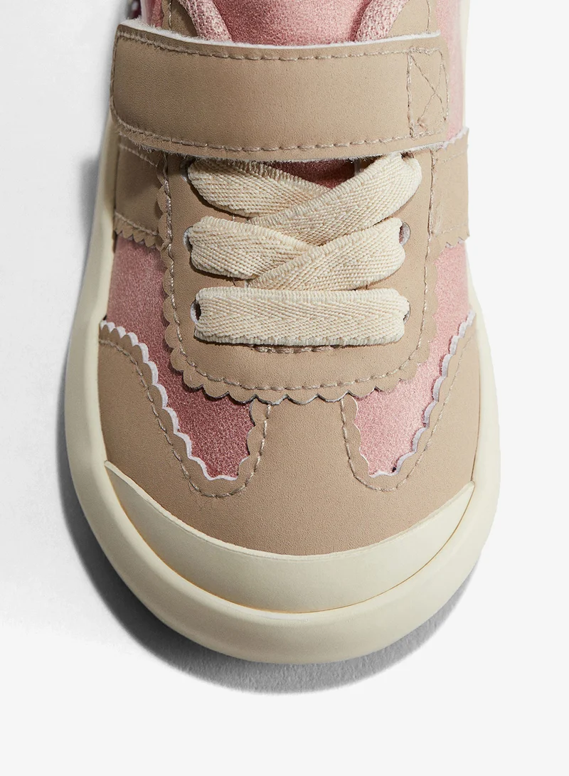 اتش اند ام حذاء رياضي مطبوع