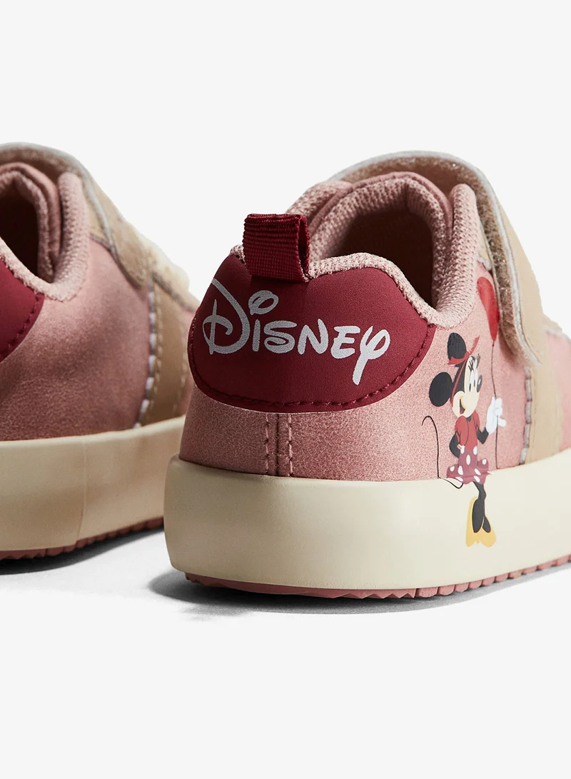 اتش اند ام حذاء رياضي مطبوع