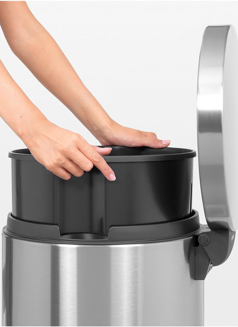brabantia - Brabantia Silent Pedal Bin With Plastic Inner Bucket And Motion Control Lid, 45 L-Matt Steel Fingerprint Proof - Image 1