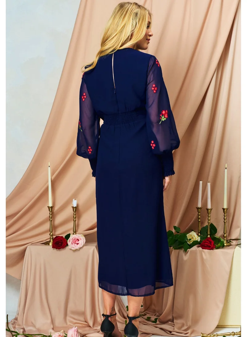 هوب اند ايفي فستان ميدي بأكمام طويلة وفتحة أمامية وياقة على شكل حرف  مطرز