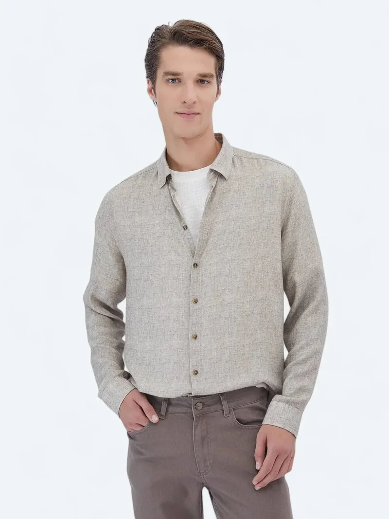 كيب قميص بيج مطبوع بقصة عادية من قماش منسوج، مناسب للإطلالات الكاجوال