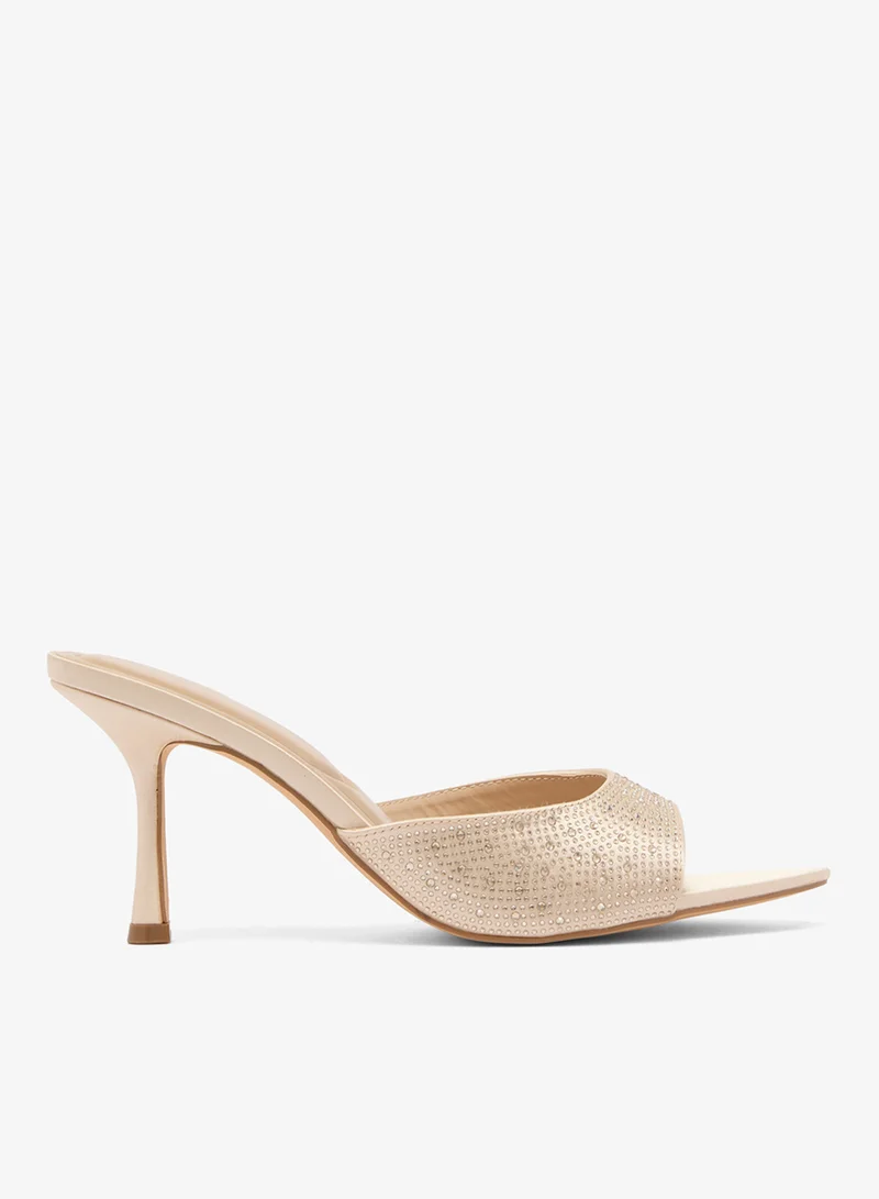 ترافل من نمشي صنادل بكعب عالٍ مزينة بالكريستال بتفاصيل ذهبية