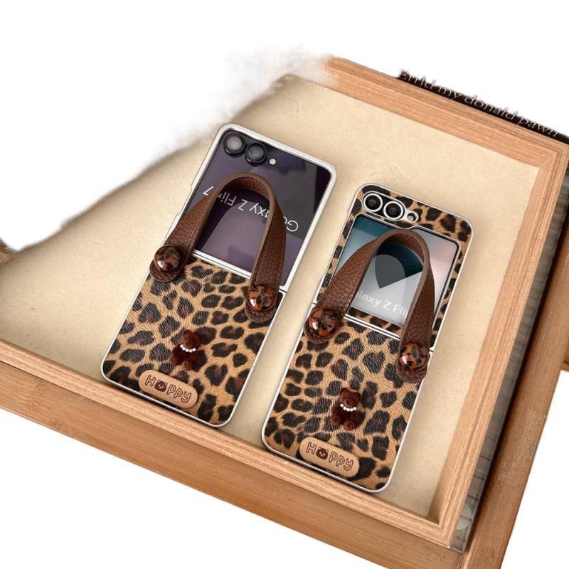 غطاء واقي بPC لـ Samsung Galaxy Z Flip 5 باللون Leopard Brown مع مقاوم للصدمات ونقشة الفهد مع مقاوم للصدمات مع حزام المعصم مع مضاد للانزلاق خفيف الحمل للاستخدام الداخلي - Image 2