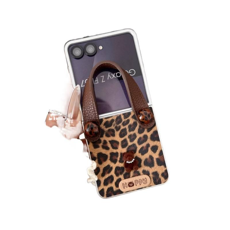 غطاء واقي بPC لـ Samsung Galaxy Z Flip 5 باللون Leopard Brown مع مقاوم للصدمات ونقشة الفهد مع مقاوم للصدمات مع حزام المعصم مع مضاد للانزلاق خفيف الحمل للاستخدام الداخلي - Image 3