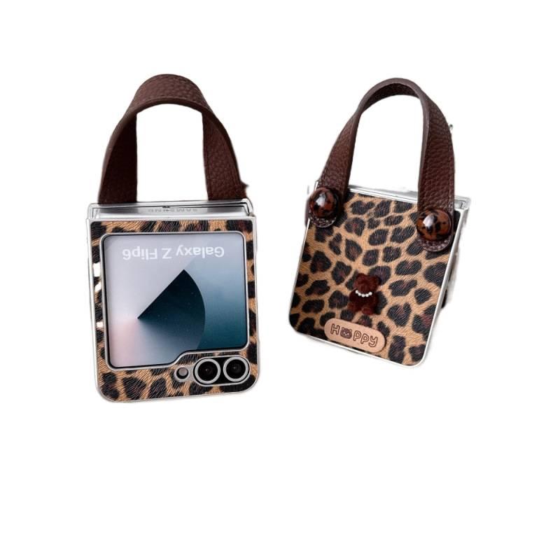 غطاء واقي بPC لـ Samsung Galaxy Z Flip 5 باللون Leopard Brown مع مقاوم للصدمات ونقشة الفهد مع مقاوم للصدمات مع حزام المعصم مع مضاد للانزلاق خفيف الحمل للاستخدام الداخلي - Image 5