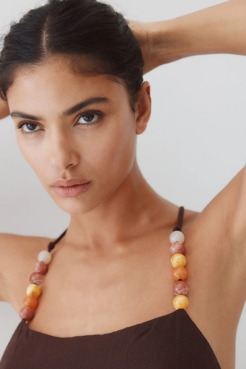 اتش اند ام فستان بحمالات مزين بالخرز