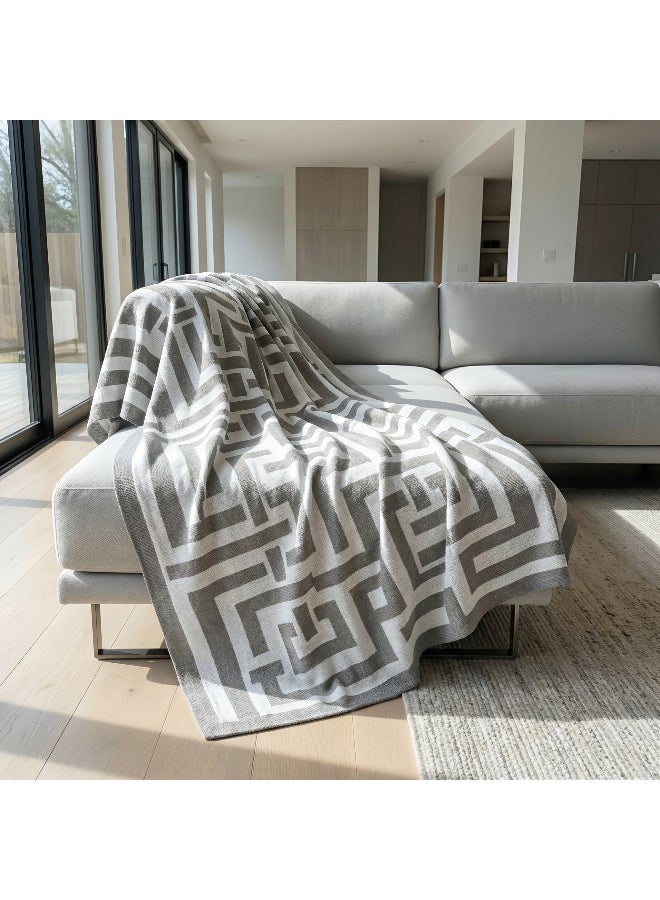 بطانية رمي من القطن الخالص مقاس 150×200 سم بنسيج محبوك، بتصميم هندسي على الطراز الإسكندنافي، تُستخدم كغطاء لأريكة أو للسرير وللديكور المنزلي - Image 1