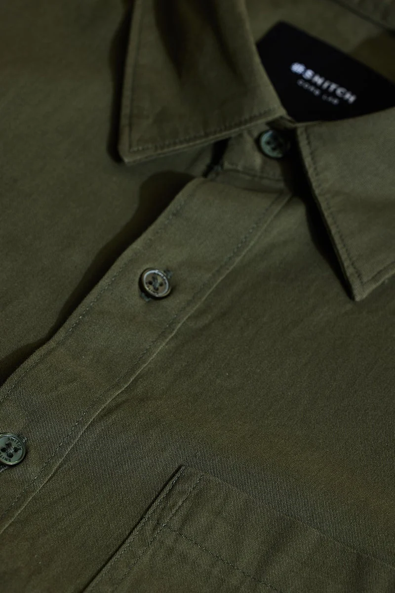 سنيتش قميص كور لاب بقصة ضيقة بالزيتون