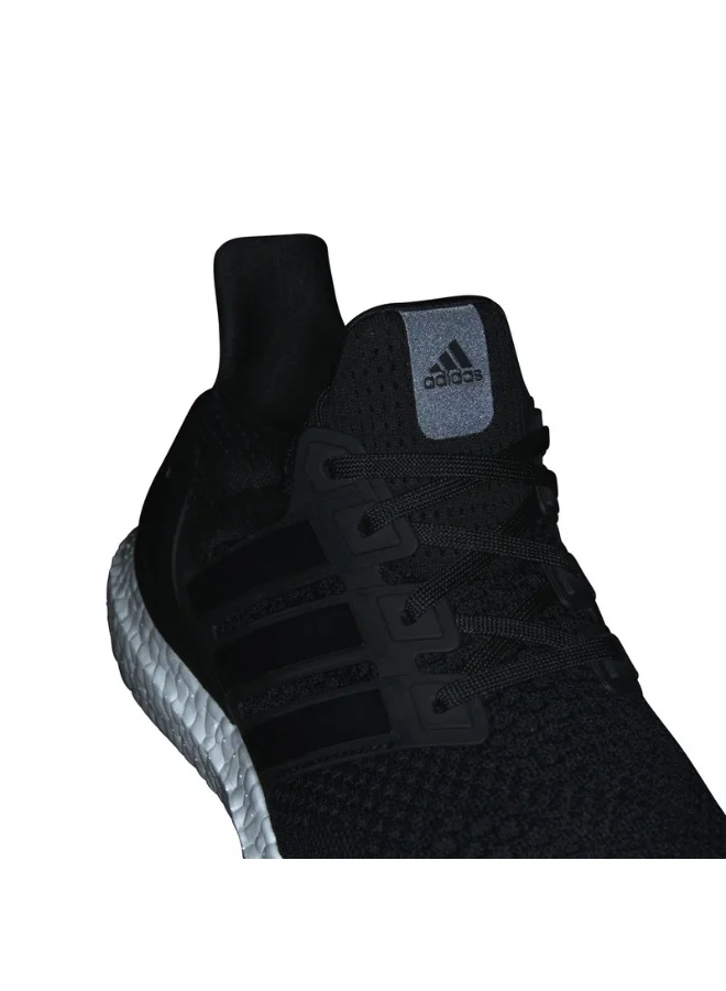 adidas أحذية رياضية ألترا بوست . للرجال باللون الأسود
