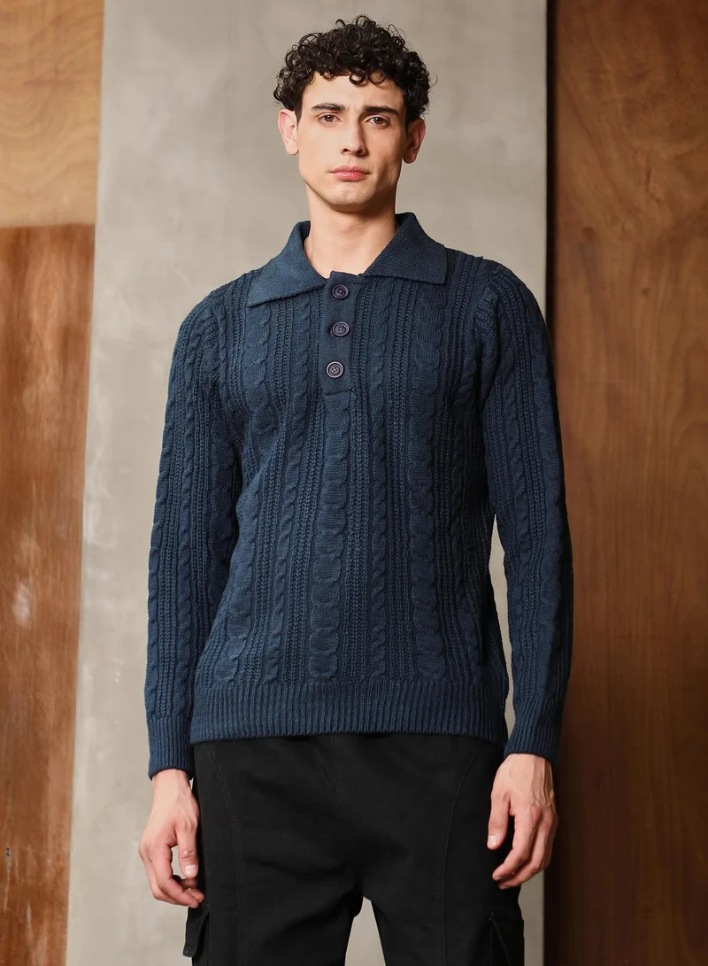 كامبوس سوترا كنزة رجالية كحلية بنقشة جدائل وياقة مدببة وأكمام مطاطية وحافة مستقيمة بفتحة أزرار نصفية