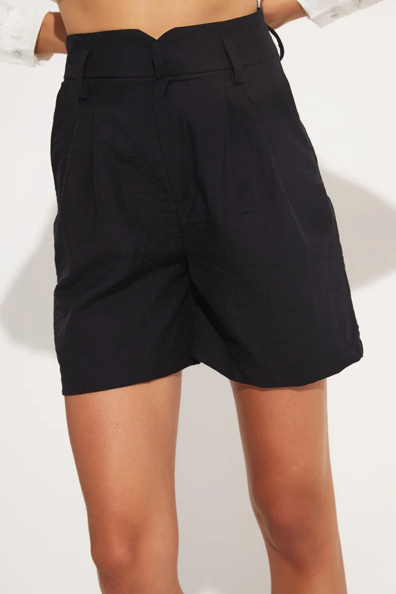 جون Women's Comfortable Fit High Waist Belt Detailed Mini Woven Shorts
