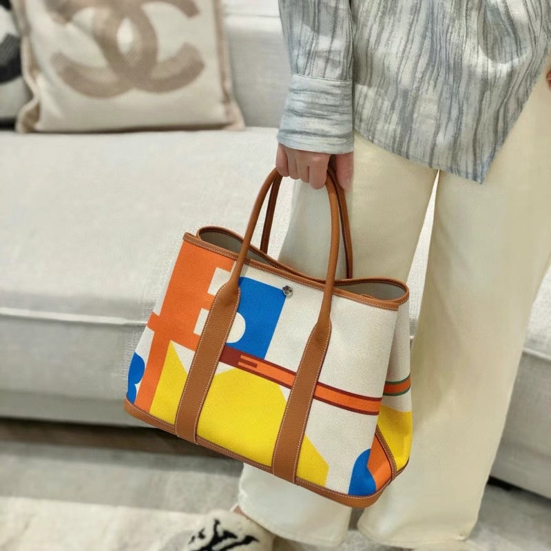 Graffiti Painted Canvas Spliced ​​First-Layer Cowhide Garden Bag High-End Large-Capacity Retro Handbag For Women - Image 1