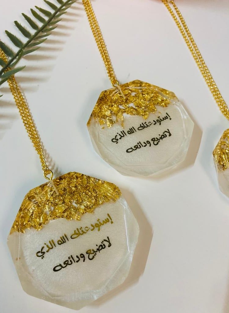 An elegant car pendant made of luxurious resin embroidered with gold leaf (one piece) - Image 2