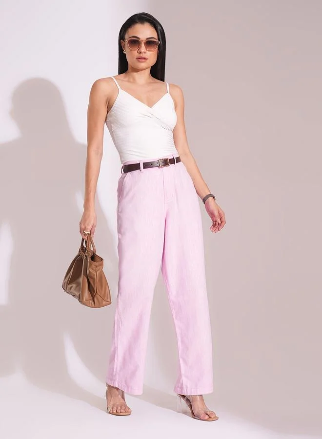 جلو باص بنطال بأرجل واسعة وخصر عالي