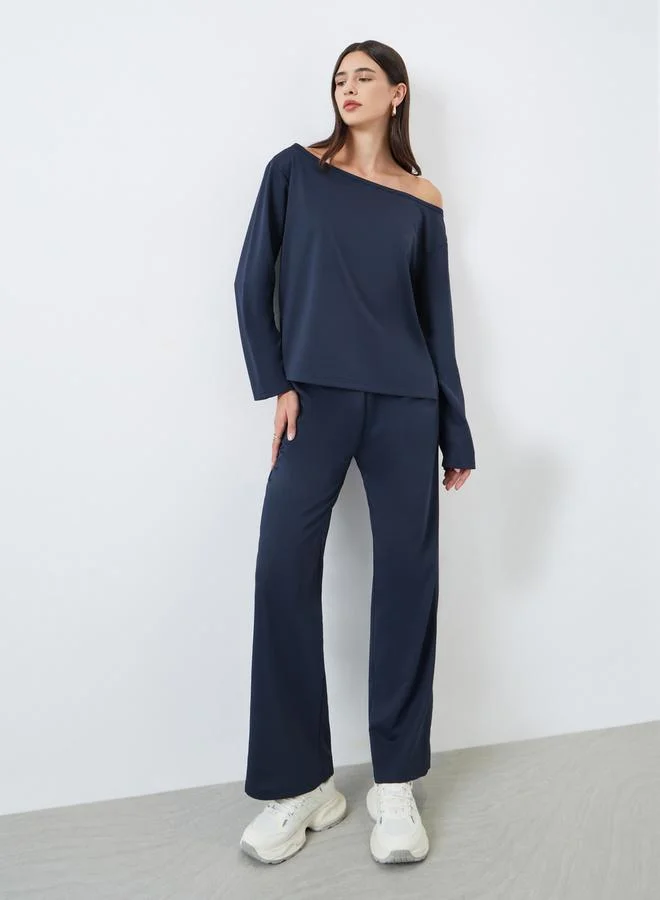 ستايلي طقم منسق من جوغر وبلوزة بياقة غير متماثلة الطول