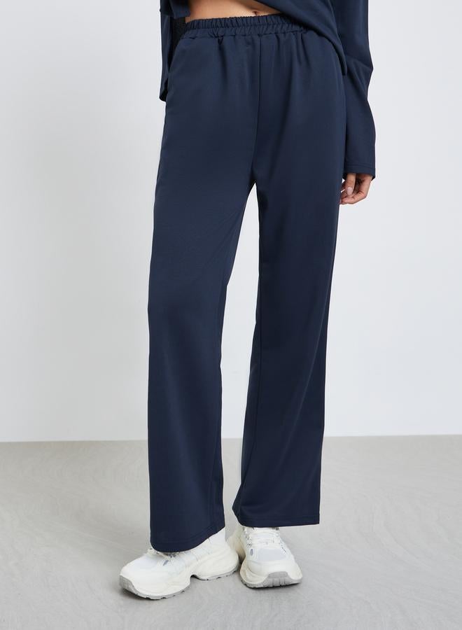 ستايلي طقم منسق من جوغر وبلوزة بياقة غير متماثلة الطول - Image 4