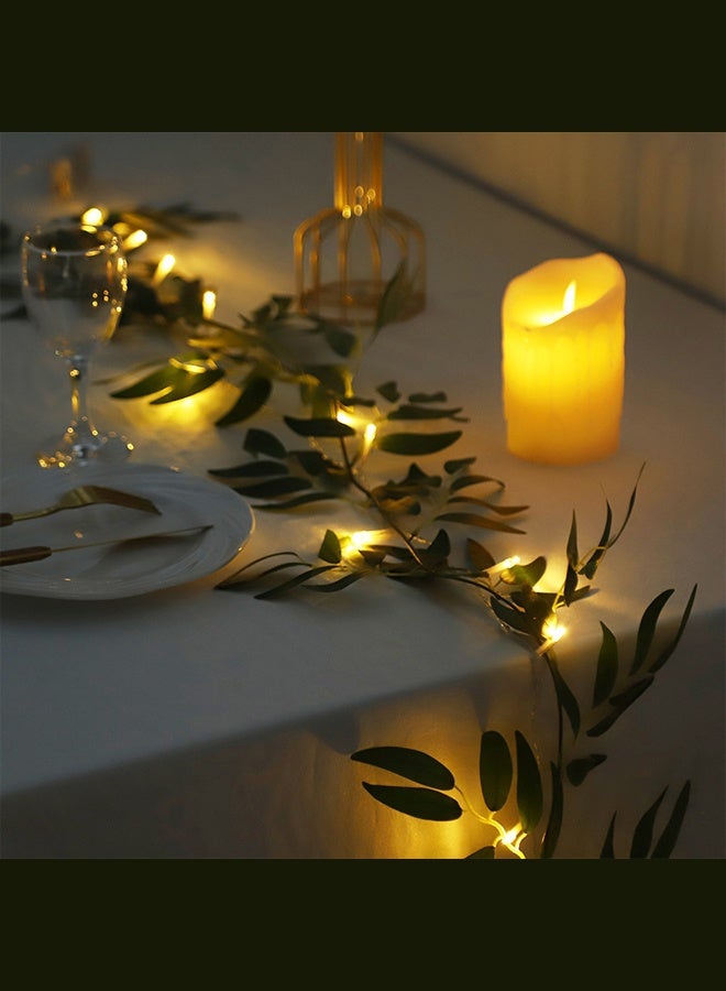 صُنعت هذه القطعة الزخرفية من أغصان صناعية فاخرة، وتتميز بتصميم كلاسيكي أنيق. حتى في المناخات الجافة، تحافظ أوراقها المقاومة للبهتان على لونها الأخضر الزاهي، مما يجعلها متينة وسهلة الصيانة، لتضفي جمال الطبيعة الخالد على منزلك. - Image 5