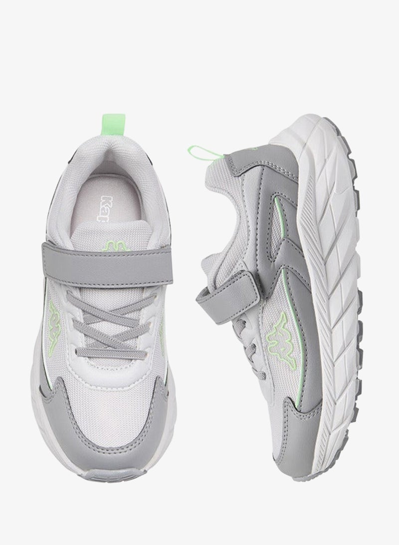 كابا حذاء رياضي للأولاد بتفاصيل شعار وإغلاق بشريط لاصق - Image 3