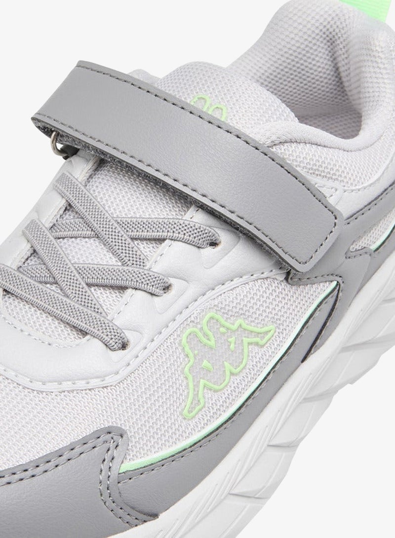 كابا حذاء رياضي للأولاد بتفاصيل شعار وإغلاق بشريط لاصق - Image 4